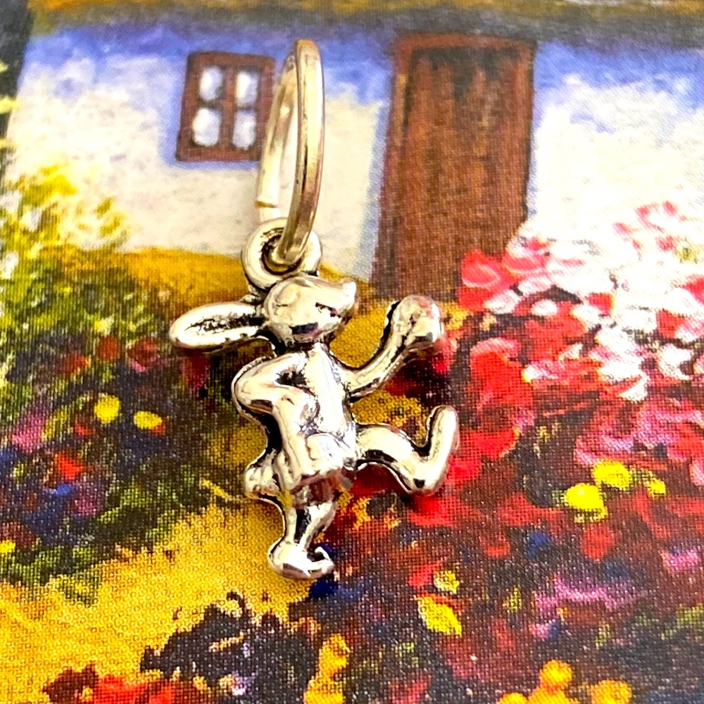5/$10❤️❤️❤️NEW Tibetan Silver Bunny w basket Charm